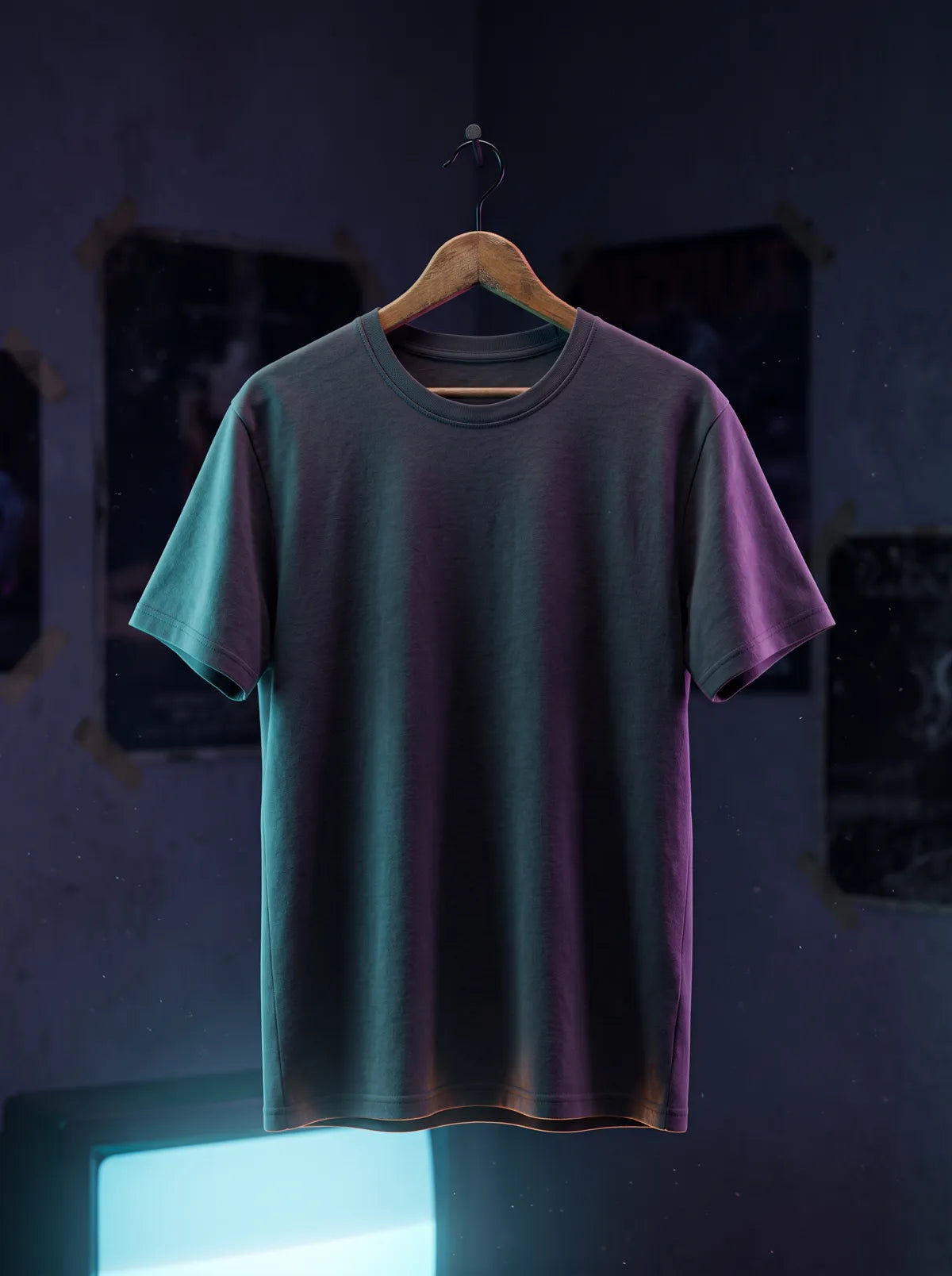 Camiseta de algodão pendurada num cabide de madeira, iluminada pela luz colorida da TV